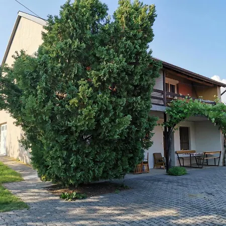 Eva Apartmanhaz 2 Csopak